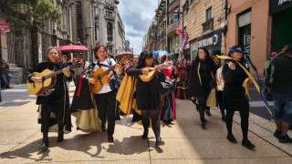 Estudiantina Infantas de Maipú, de Chile y Tuna femenil ingeniería de la UNAM llevan su música a las calles del Centro Histórico